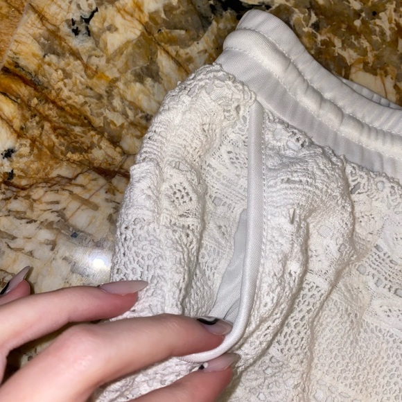 💖White Lace Shorts - Picture 3 of 5